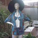 C'� un bikini modello "Capri", uno dei primi costumi da bagno che lasciavano scoperto l'ombelico. E' abbinato a una giacca copricostume con maniche a tre quarti...